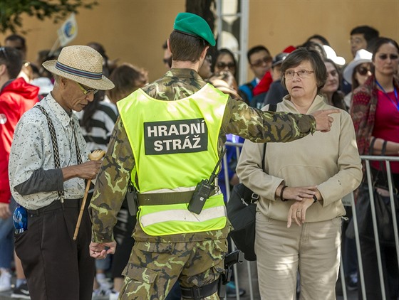 Kontroly na Praském hrad budou nadále pokraovat.