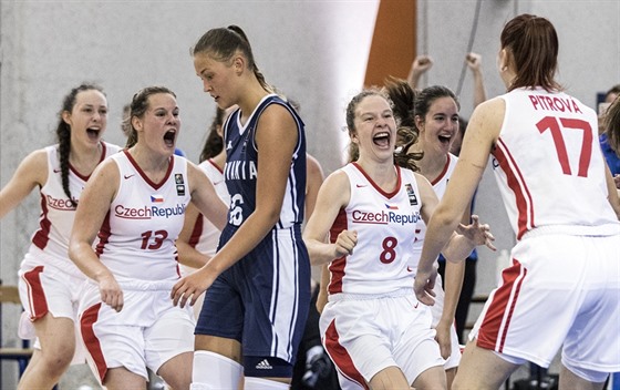 eské basketbalistky do 16 let se radují z výhry nad Slovenskem.
