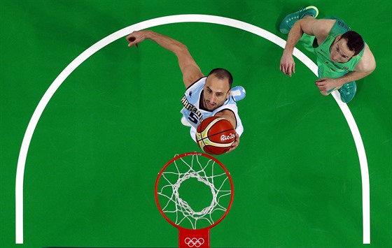 Manu Ginóbili z Argentiny donáí mí do brazilského koe, sleduje ho Marcelinho...