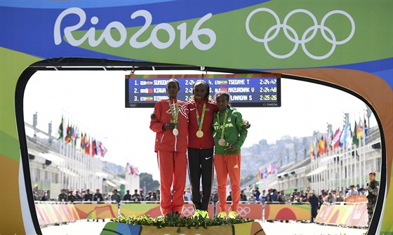 Jemima Sumgongová (uprosted) z Keni se v kulisách Sambodromu stala v Riu olympijskou vítzkou v maratonu. Te její triumf nejspí svojí hodnotu ztratí.