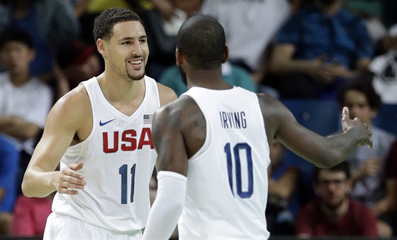 Amerití basketbalisté Klay Thompson (vlevo) a Kyrie Irving bhem duelu s...