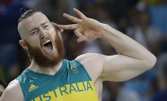 Australský pivot Aron Baynes se raduje.