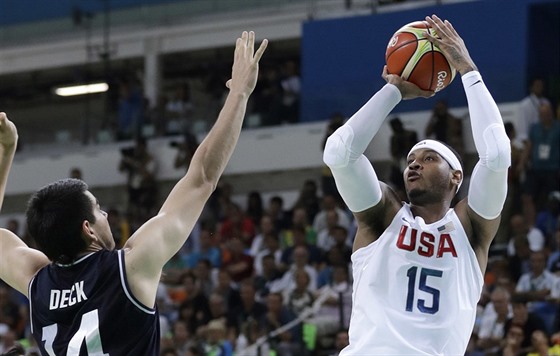 Americký basketbalista Carmelo Anthony stílí pes Gabriela Decka z Argentiny.