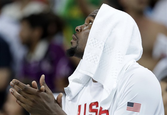 Modlitba? Americký basketbalista Kevin Durant se obrací spíe k obrazovce nad...