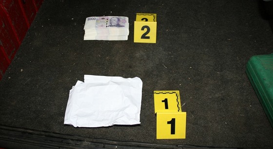 Peníze, které policisté zabavili pi pedání úplatku za neobjektivní znalecký...