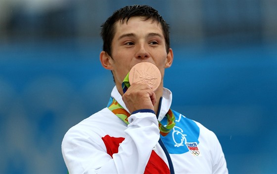 PRVNÍ ESKÁ MEDAILE. Jií Prskavec líbá bronzovou medaili.