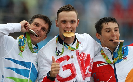 Joseph Clarke (uprosted) se zlatou olympijskou medailí