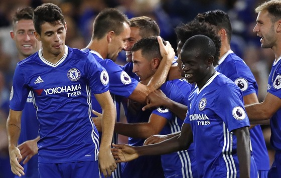 Fotbalisté Chelsea slaví gól do sít West Hamu.