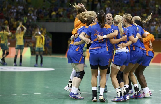 Nizozemské házenkáky slaví vítzství v olympijském tvrtfinále, v pozadí...