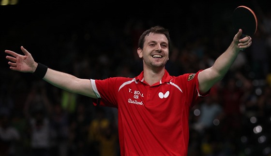 Nmecký stolní tenista Timo Boll slaví bronzovou medaili z klání drustev na...