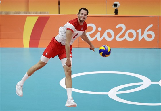 Polský volejbalista Bartosz Kurek servíruje ve tvrtfinále olympijského turnaje...