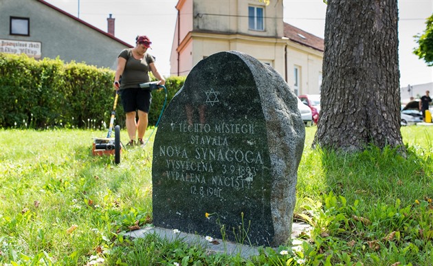 Impozantní synagogu v Holešově vypálili nacisté, připomíná ji jen pamětní cedule