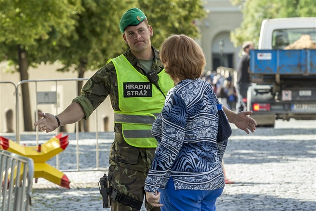 Hrad je atraktivní cíl. Kontroly by se měly zatím zachovat, míní policie