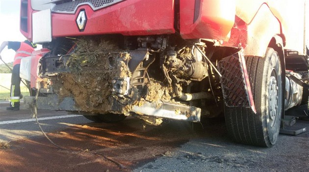 �idi� kamionu na nájezdu na dálnici D1 havaroval a prorazil nádr�. Kv�li jeho...