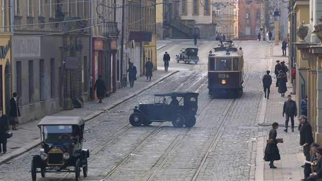 Z olomoucké ulice 1. máje se pro televizní adaptaci slavného románu Doktor...
