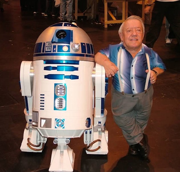 Zemřel Kenny Baker, představitel robota R2-D2 ze Star Wars - iDNES.cz