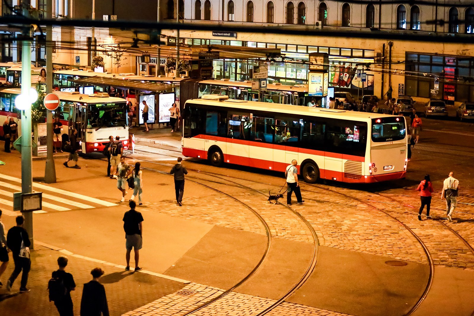 Noční Praha pro začátečníky: Do kdy jezdí metro, jak jezdí noční spoje a kde přestoupit