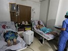 Nemocnicím v syrském Aleppu chybí podle léka zdravotnický materiál a lidé jim...