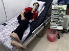 Nemocnicím v syrském Aleppu chybí podle léka zdravotnický materiál a lidé jim...