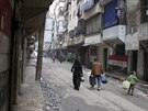Civilisté v ulicích válkou znieného Aleppa. (11. února 2016)