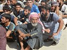 Lidé ekají na kontrolu na pedmstí al-Kajará jin od iráckého Mosulu. (16....
