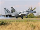 Ukrajinská stíhaka MiG-29 bhem manévr u msta Rovno (10. srpna 2016)