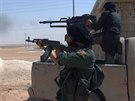 Bojovníci Islámského státu nedaleko syrského msta Manbid (18. ervence 2016)