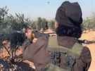 Bojovníci Islámského státu nedaleko syrského města Manbidž (18. července 2016)