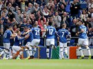 Obrovská radost fotbalist Evertonu po brance Rosse Barkleyho (druhý zleva).