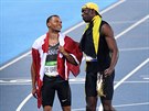 OBA SPOKOJENÍ. Bronzový sprinter Andre De Grasse (vlevo) klábosí s vítzem...