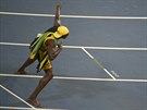 OBVYKLÁ SHOW. Usain Bolt a jeho vítzné kepení po finále stovky.