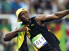 KLASICKÉ GESTO. Usain Bolt baví diváky po olympijském triumfu na stometrové...