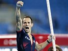 OSLAVNÉ GESTO. Renaud Lavillenie po úspném pokusu. Nakonec vak obrovský...