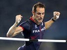 Renaud Lavillenie se snaí dostat pes laku. Obrovský favorit skoku o tyi...