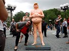 Trump v roue Adamov zaujal návtvníky newyorského parku (18. srpna 2016)