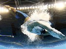 Americký plavec Michael Phelps skoil do vody pi olympijském závod na 100...