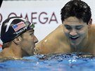 Amerian Michael Phelps gratuluje Josephu Schoolingovi, který vyhrál olympijský...