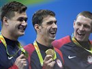 Americký plavec Michael Phelps se chlubí zlatou medailí, kterou získal v...