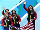 Americké plavkyn zdraví fanouky po vítzství ve tafet na 4x200 m volný...