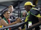 POZDRAV AMPION. Jamajský ampion Usain Bolt gratuluje Waydu van Niekerkovi ke...