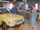 Symboly socialismu: automobil Wartburg, trvalá a aty z dederonu (1982)