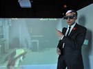 Emmanuel Macron pi testování virtuální reality (25. ervence 2016)