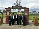 Kyjevský rabín Moe Reuven Azma (vpravo) se snaí obnovit historický tetl....