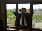 Kyjevský rabín Moe Reuven Azma se snaí obnovit historický tetl. Doufá, e...