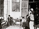 Dobová fotografie z roku 1910 ukazuje ivot v tehdejích tetlech