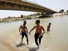 Nebývale vysoké teploty letos v lét zasáhly také Irák. Na snímku se lidé...