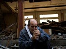 Kurd Sulejman Hasgul kouí cigaretu bhem pauzy pi demolici staré budovy