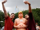 Trump v roue Adamov zaujal návtvníky newyorského parku (19. srpna 2016)