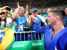 eský judista Luká Krpálek se po vítzném olympijském finále zdraví se svými...