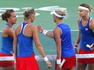 eské tenistky Barbora Strýcová (vlevo) a Lucie afáová (vpravo) porazily...